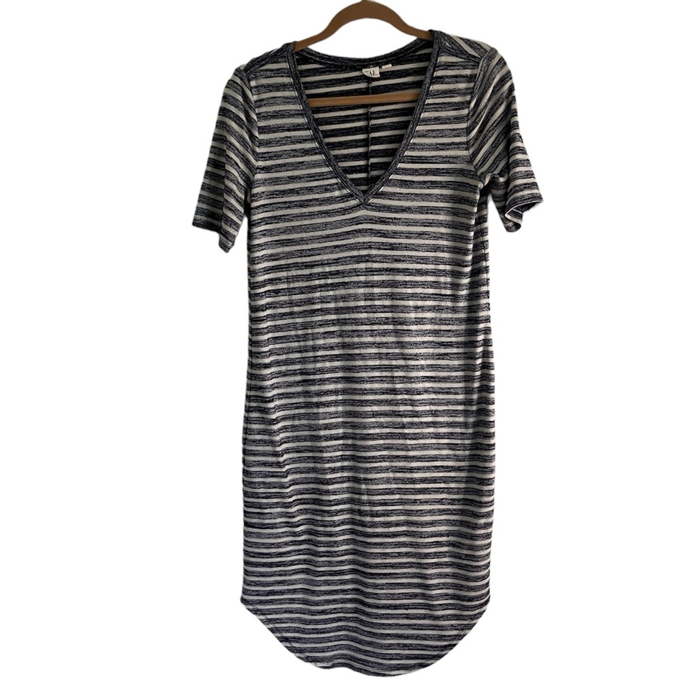 Gap SZ S midi blue & white short sleeved v necked dress.
